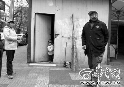 由于沒人照看，爸爸媽媽干活時(shí)帶著兩歲多的小韓靈  本報(bào)記者 董國(guó)梁 攝 